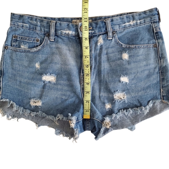 Free People Dolphin Ripped Denim True Blue Jean Shorts 29 Distressed Festival - Picture 11 of 15